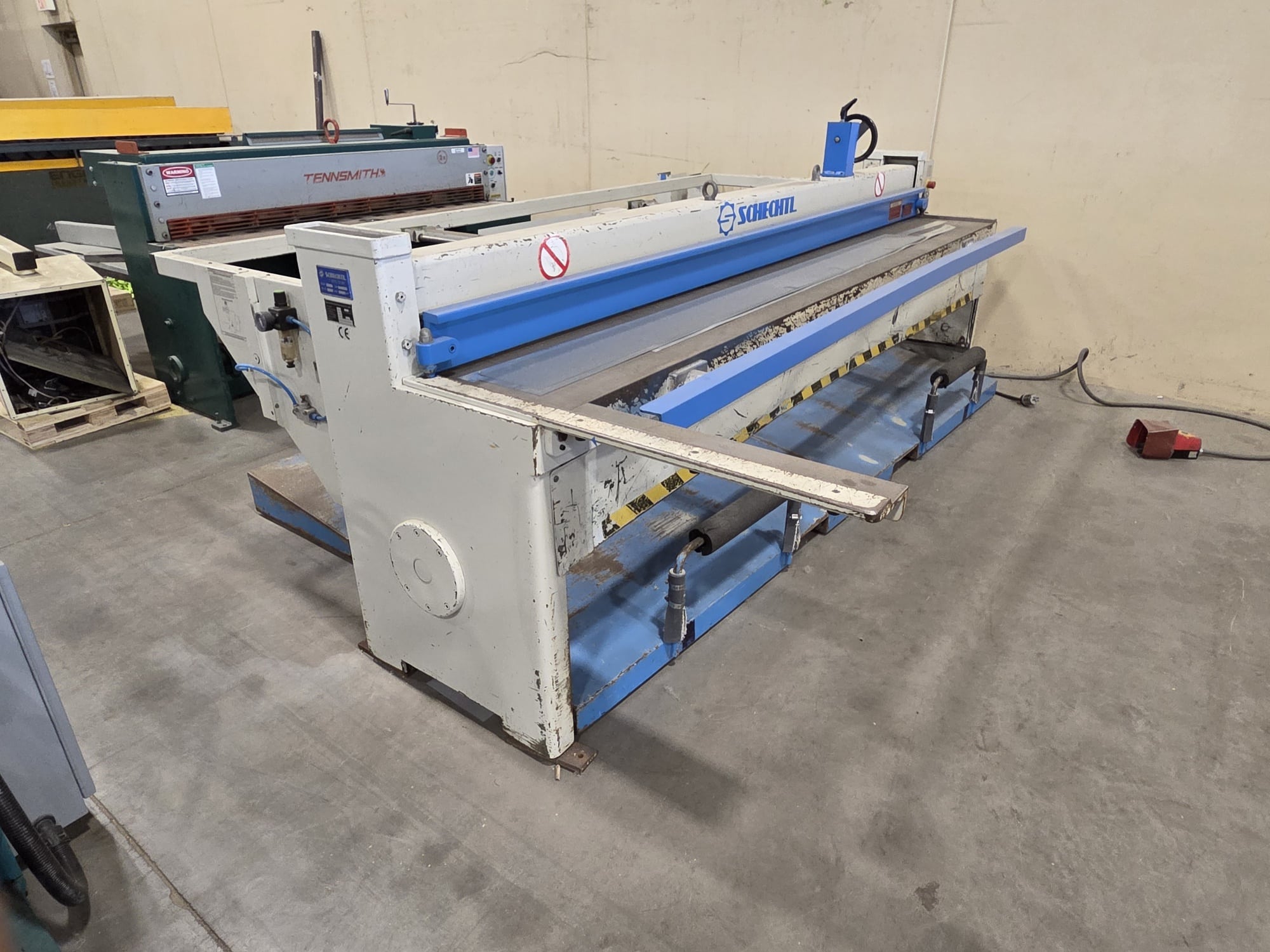 Schechtl shear model SMT 310 / BV (10′ x 16ga.) s/n 6017 Year 1999. Comes with manual front operated back gauge and front return package.