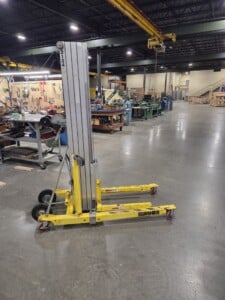 Sumner Model 2124 Manual Lift w/ Outriggers Capacity Load 650# x 23′ 9″ s/n23673