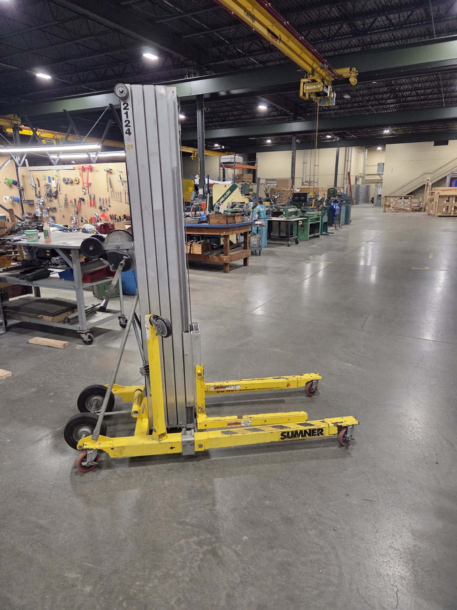 Sumner Model 2124 Manual Lift w/ Outriggers Capacity Load 650# x 23′ 9″ s/n23673